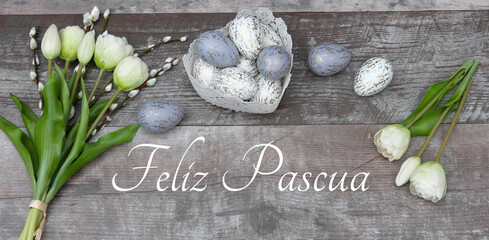 Tarjeta de Pascua Felices Pascuas: Huevos de Pascua con flores y el texto Felices Pascuas.