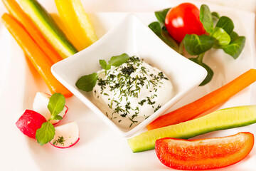 Gesundes Essen Gemüse Sticks mit Jogurt Dip  - 735254212
