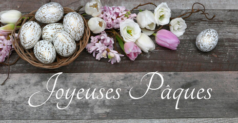 Carte de Pâques Joyeuses Pâques : œufs de Pâques avec fleurs et vœux de Pâques en français.