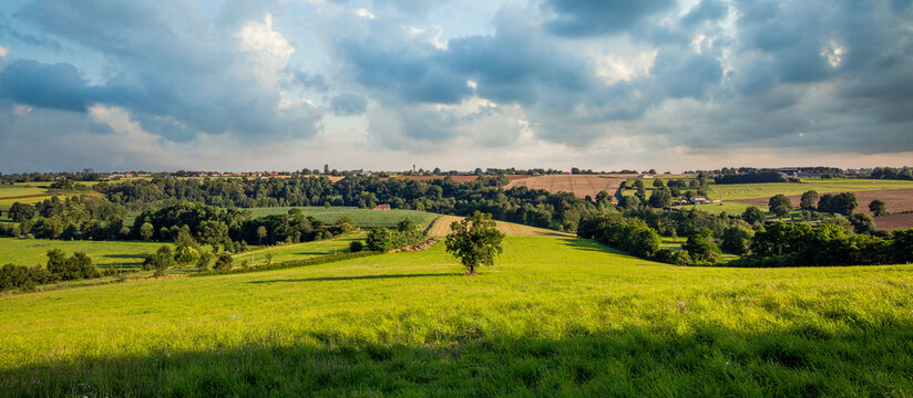 Paysage de campagne en France, vue sur les champs et les chemins &agrave; travers les prairies au printemps.