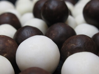 Zbliżenie na okrągłe czekoladowe cukierki w kształcie kulek