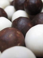 Zbliżenie na okrągłe czekoladowe cukierki w kształcie kulek