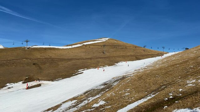 Station de ski - piste avec peu de neige