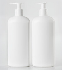 dois frascos de plástico branco com doseador,  fundo branco