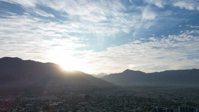 Amanecer Timelapse en Santiago de Chile, Sol Saliendo por la Cordillera de Los Andes