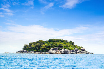 Fototapeta premium The rocky shore of the Similan Islands in Thailand