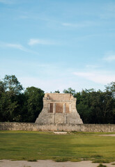 Fototapeta na wymiar juego de pelota dentro de la zona arqueológica de chichen Itzá