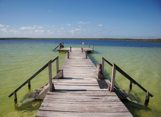 Fototapeta premium laguna color turquesa Kaan Luum, con cenote dentro de la laguna ubicada cerca de tulum.