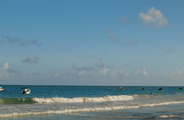 barcos navegando en la costa de la playa de tulum