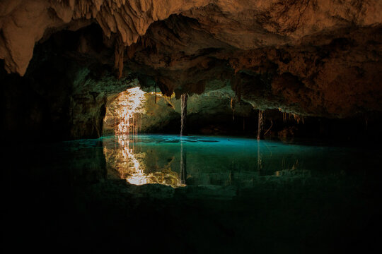 hermoso cenote cerca de Tulum M&eacute;xico
