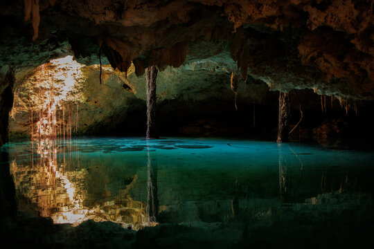 hermoso cenote cerca de Tulum M&eacute;xico