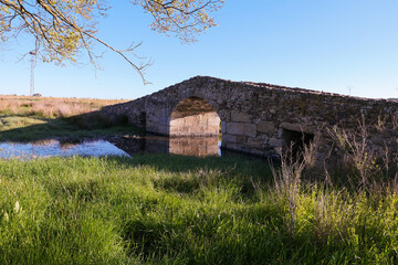 Mittelalterliche Brücke Puente de Santiago de Bencáliz an der N630 bei Aldea del Cano, Provinz...