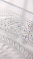 Plato de cristal con decoración gráfica tallada