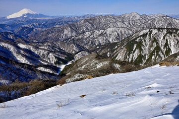 冬の丹沢山地　塔ノ岳山頂より富士山と西丹沢を望む展望
