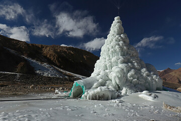 Glacier pyramide artificiel au Ladakh (Himalaya indien)