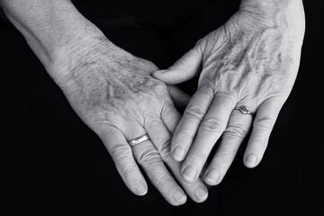 Die Hände einer alten Frau in schwarz-weiß