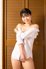 ワイシャツを羽織った女性