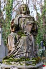 Obraz premium Historic Statue on the mystery old Prague Cemetery, Czech Republic