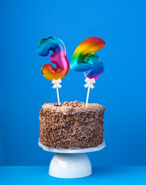 Air balloon number 34 - Birthday cake on blue background © Luis Echeverri Urrea
