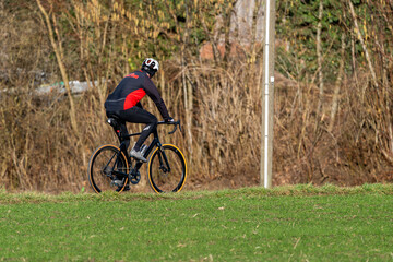 Radfahrer mit Helm in der Natur