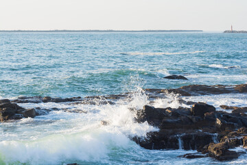 夕陽を反射して輝く波
