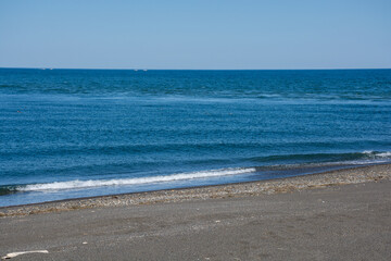 オホーツクの海岸と青い空
