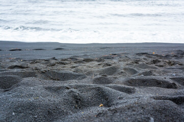 ブラックサンドビーチと海