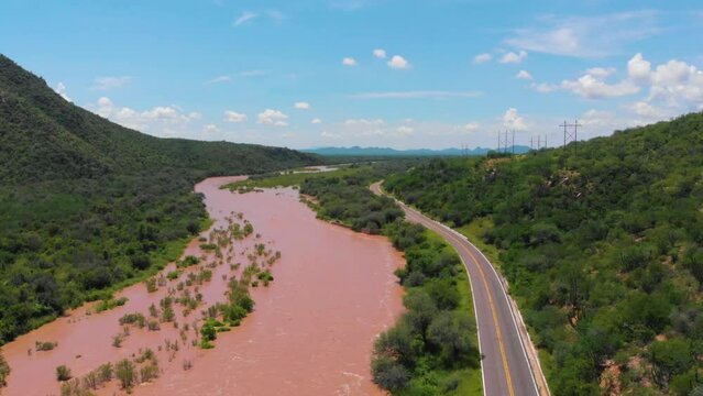 Zoom out del R&iacute;o Sonora y a un lado la carretera Hermosillo-Imuris