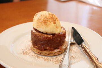 カフェで食べるクリームののったタルトタタンのデザート、ケーキ