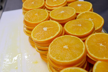 輪切りにして積み上げたネーブルオレンジのスライス断面