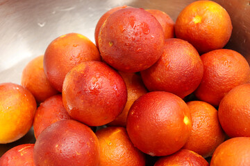 ボウルに入った山盛りのブラッドオレンジ