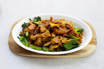 Stir-fried rice noodles with soy sauce and pork