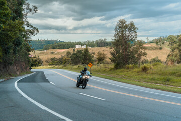 Obraz premium Riding a motorcycle on a highway