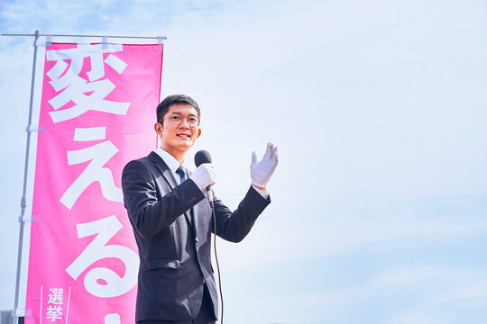 選挙活動をするスーツを着た男性