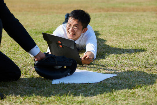 ホームベースにスライドする資料を持ったスーツの男性