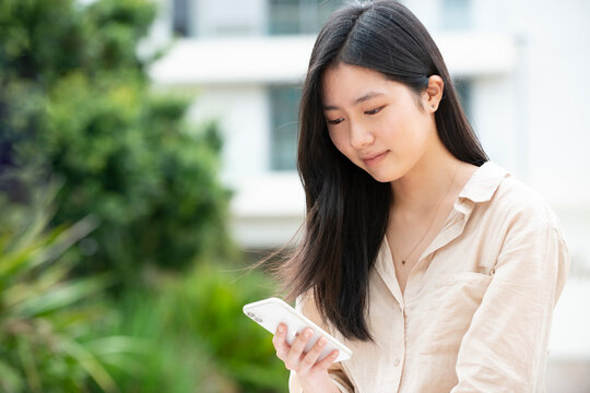 スマホを見ている女性