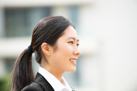 スーツを着ている女性の横顔