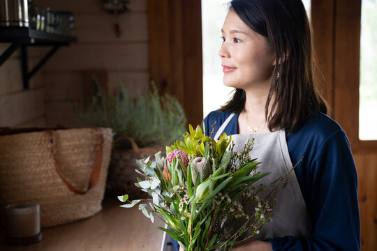 オーストラリアネイティブフラワーの花束を持っている女性