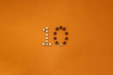 秋のイベントのハロウィンをイメージした数字の10の形に並べたブロックの正面