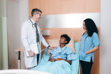 Obraz premium Professional male doctor in white medical uniform talk discuss results or symptoms with female patient, man GP or physician consult client give recommendation at meeting in hospital, health insurance