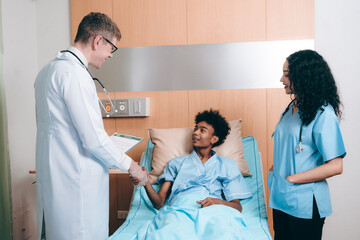 Obraz premium Professional male doctor in white medical uniform talk discuss results or symptoms with female patient, man GP or physician consult client give recommendation at meeting in hospital, health insurance