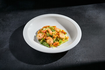 Shrimp salad with quinoa and mixed greens, a light and nutritious choice