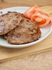 함박스테이크와 신선한 토마토, 식사