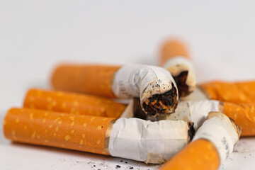 Abgebrannte Zigaretten in einer Nahaufnahme - obrazy, fototapety, plakaty