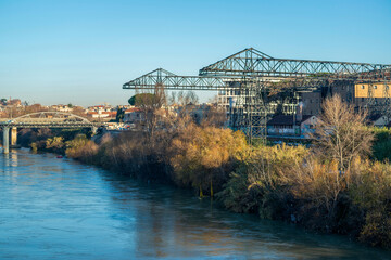 Site industriel au bord d'un fleuve