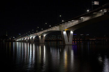 Fototapeta na wymiar Long-exposure view of the bridge at night