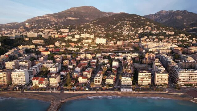 la lumi&egrave;re dor&eacute;e au lever du soleil - c&ocirc;te d'azur Roquebrune Cap Martin
