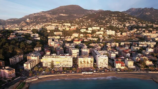 lumi&egrave;re dor&eacute;e au lever du soleil - c&ocirc;te d'azur	Roquebrune Cap Martin