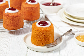 runebergin torttu, runeberg sweet cake with jam