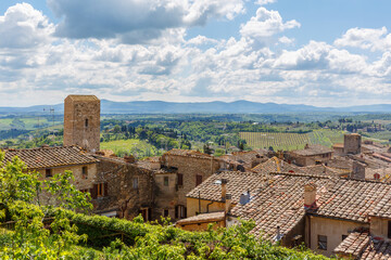 Fototapeta na wymiar View of houses against an Italian rural landscape